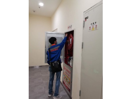 员工在测消火栓