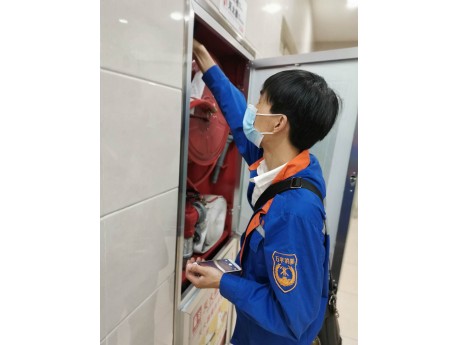 员工在测消火栓按钮